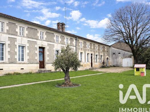 Maison à vendre 369 000 € 12 pièces 7 chambres 338 m² 6 589 m² de terrain Pommiers-Moulons 17130