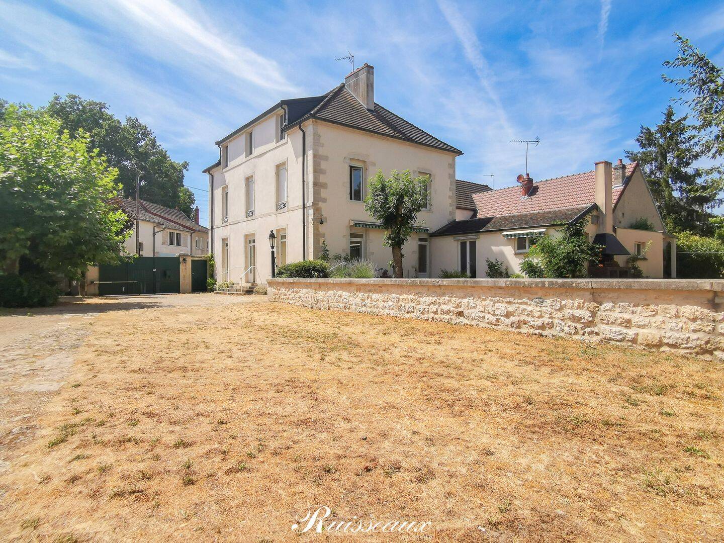 Maison 9 pièces 240 m² · à Arc-sur-Tille · 240 m² · 550 000 €