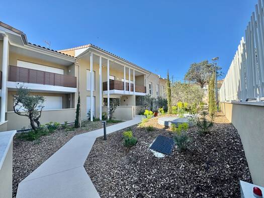 Appartement à louer - Première occupation 1 380 € 4 pièces 3 chambres 83 m² RDC/2 Village Lançon-Provence 13680