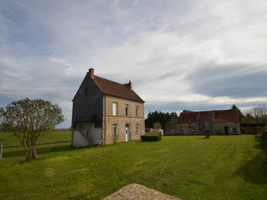 Villa à vendre 66 000 € 6 pièces 4 chambres 120 m² 1 600 m² de terrain Huriel 03380