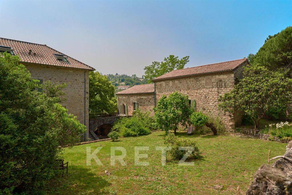 Maison 10 pièces 585 m² · à Chassiers · 585 m² · 990 000 €