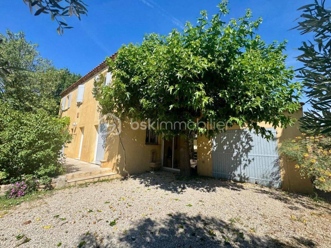 Maison 6 pièces 137 m² · à Grans · 137 m² · 2 360 €