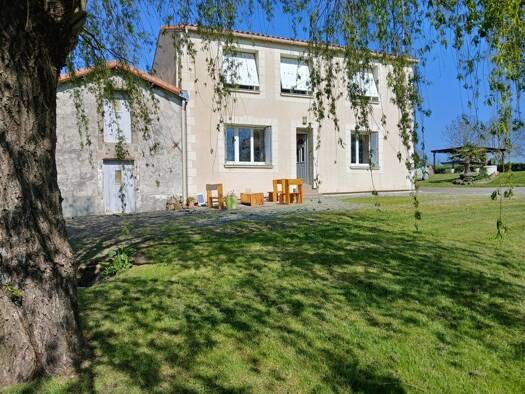 Maison à vendre 165 000 € 5 pièces 3 chambres 143 m² Fenioux 79160