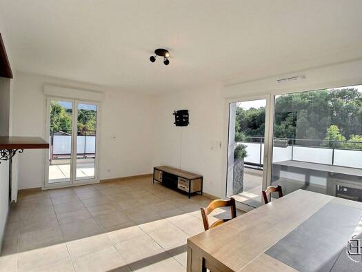 Appartement à vendre 549 000 € 4 pièces 3 chambres 77,5 m² Étage 5/5 Sud Ouest Saint-Julien-en-Genevois 74160