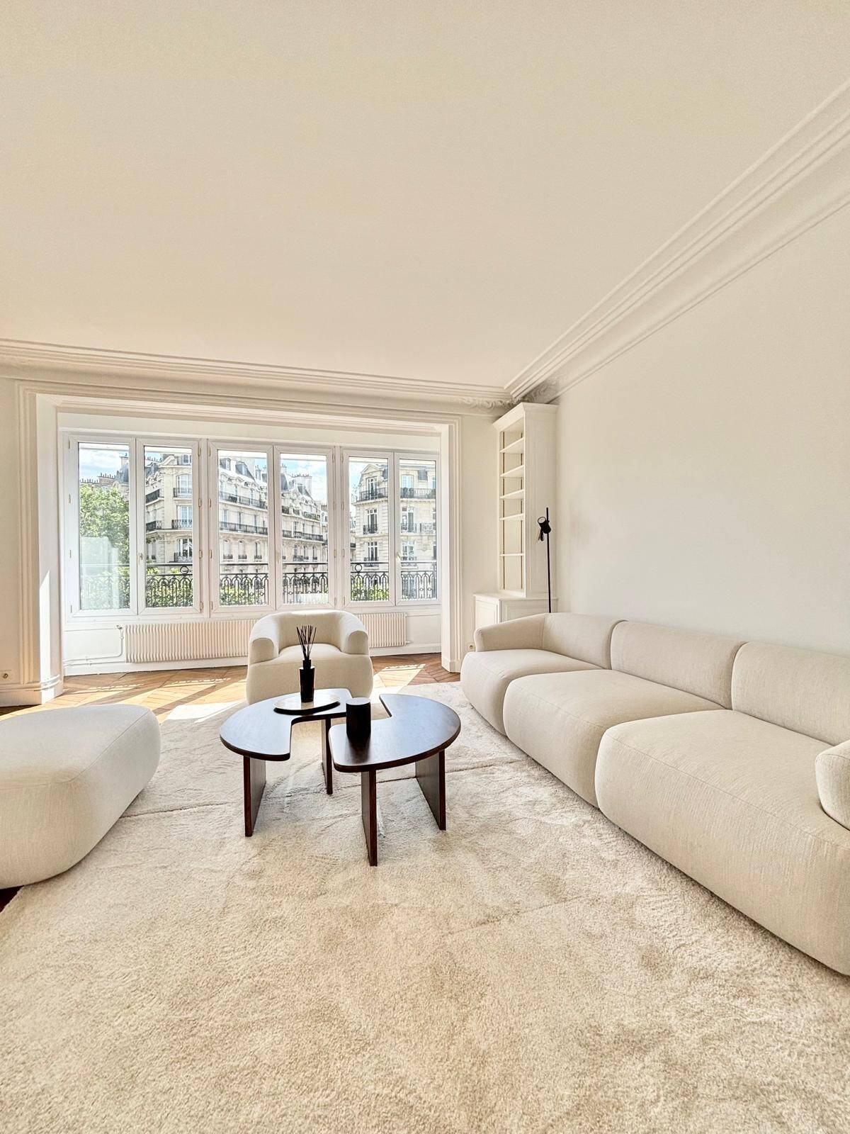 Appartement 5 pièces 105 m² · à Paris 7ème Arrondissement · 105,4 m² · 4 445 €