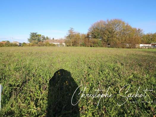Terrain constructible à vendre 29 500 € 1 570 m² de terrain La Foye-Monjault 79360