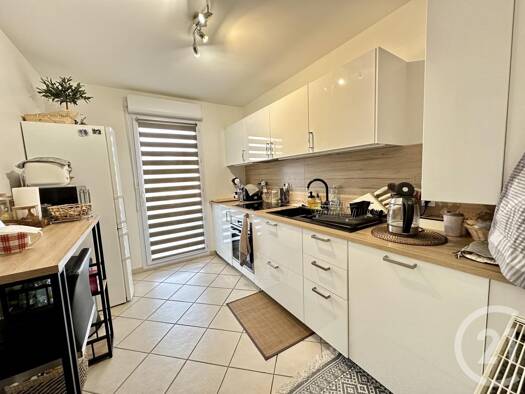 Appartement à louer 1 350 € 4 pièces 3 chambres 85,4 m² 3ème étage Saint-Genis-Laval 69230