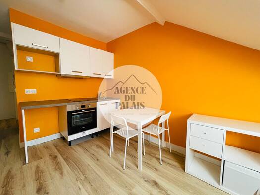 Appartement à louer 445 € 2 pièces 1 chambre 27,6 m² Étage 3/3 Pau 64000