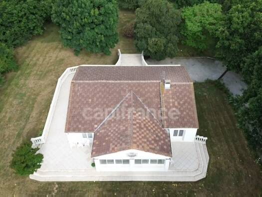 Maison à vendre 265 000 € 4 pièces 3 chambres 160 m² 8 590 m² de terrain Mirambeau 17150