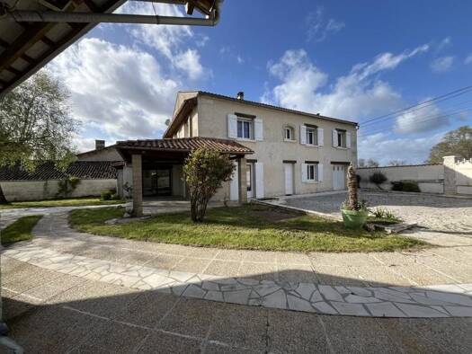 Maison de plain-pied à vendre 299 142 € 7 pièces 5 chambres 232 m² 1 688 m² de terrain Boutiers-Saint-Trojan 16100