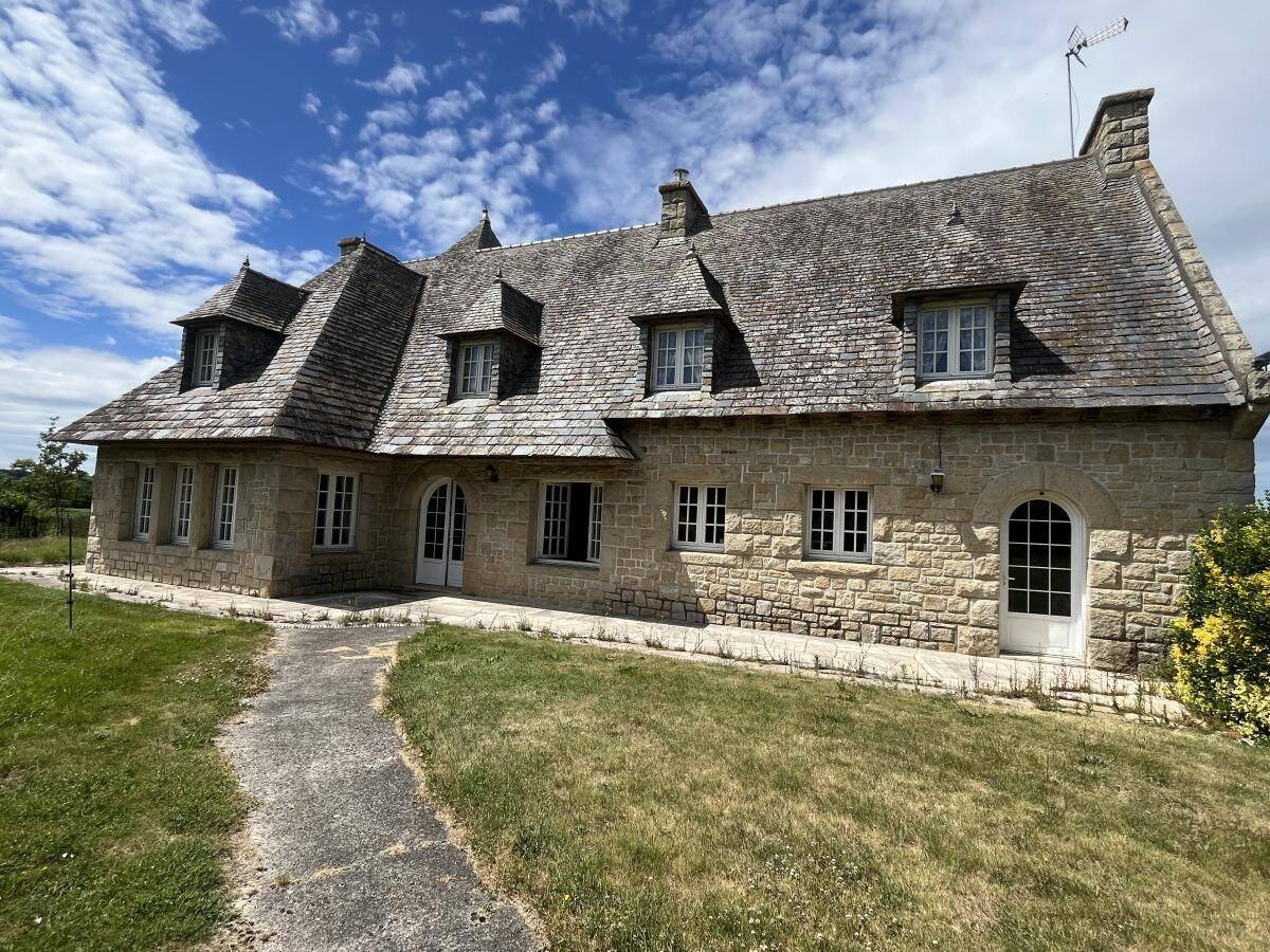 Maison 8 pièces 255 m² · à Bréhand · 255,4 m² · 333 440 €