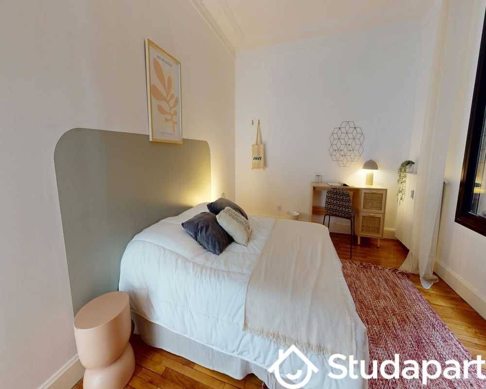 1 pièce 16 m² · à Paris 8ème Arrondissement · 16 m² · 1 325 €
