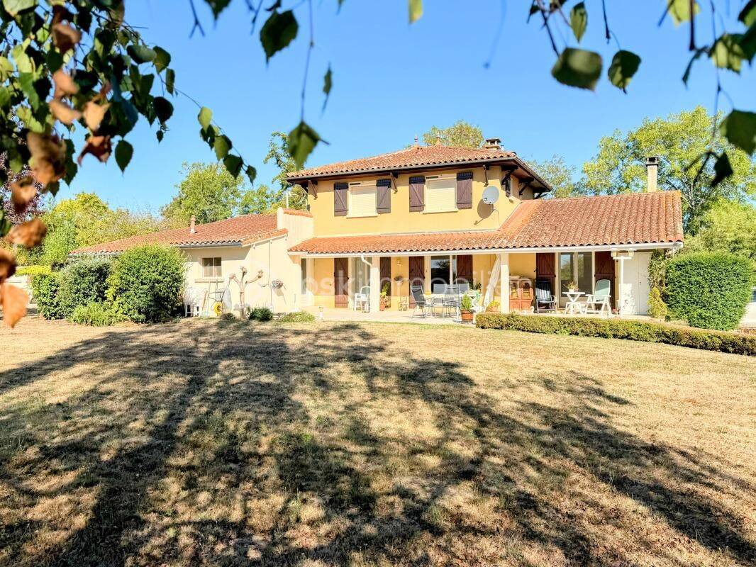 Maison 8 pièces 135 m² · à Tillac · 135,3 m² · 299 000 €