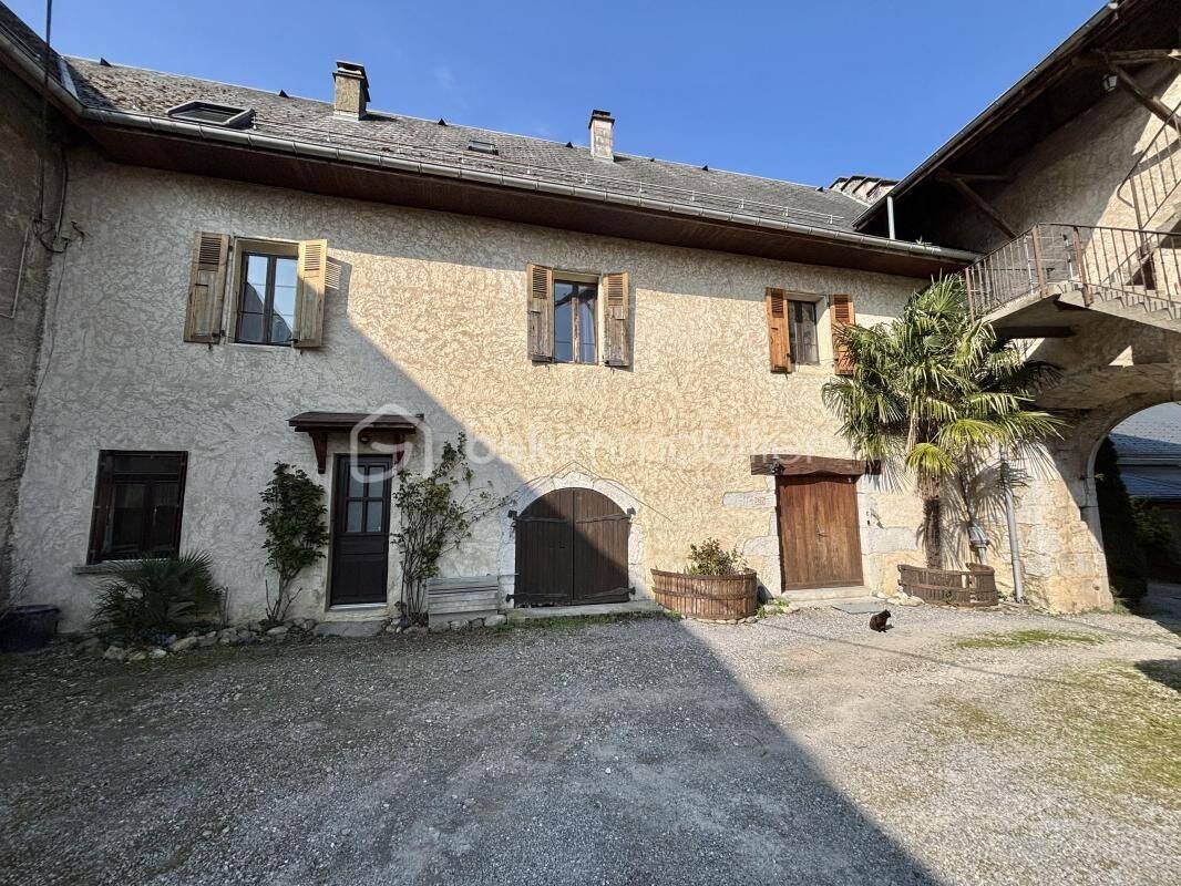 Maison 10 pièces 272 m² · à Sainte-Hélène-du-Lac · 272 m² · 530 000 €