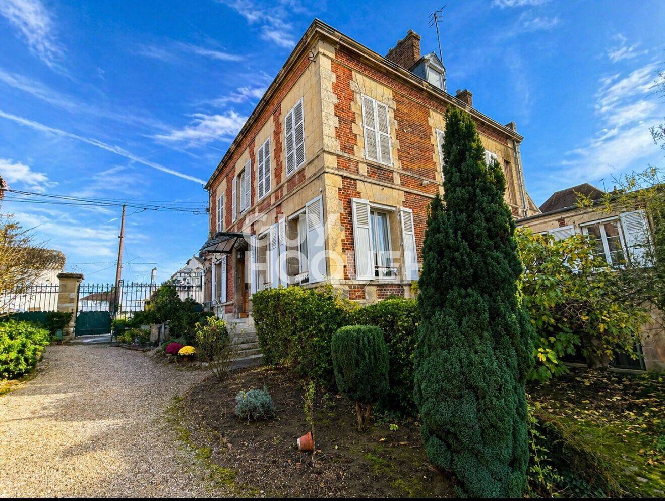 Maison 10 pièces 266 m² · à Margny-lès-Compiègne · 266 m² · 750 000 €