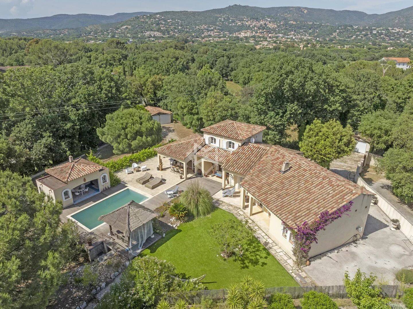 Maison 10 pièces 325 m² · à Bormes-les-Mimosas · 325 m² · 1 650 000 €