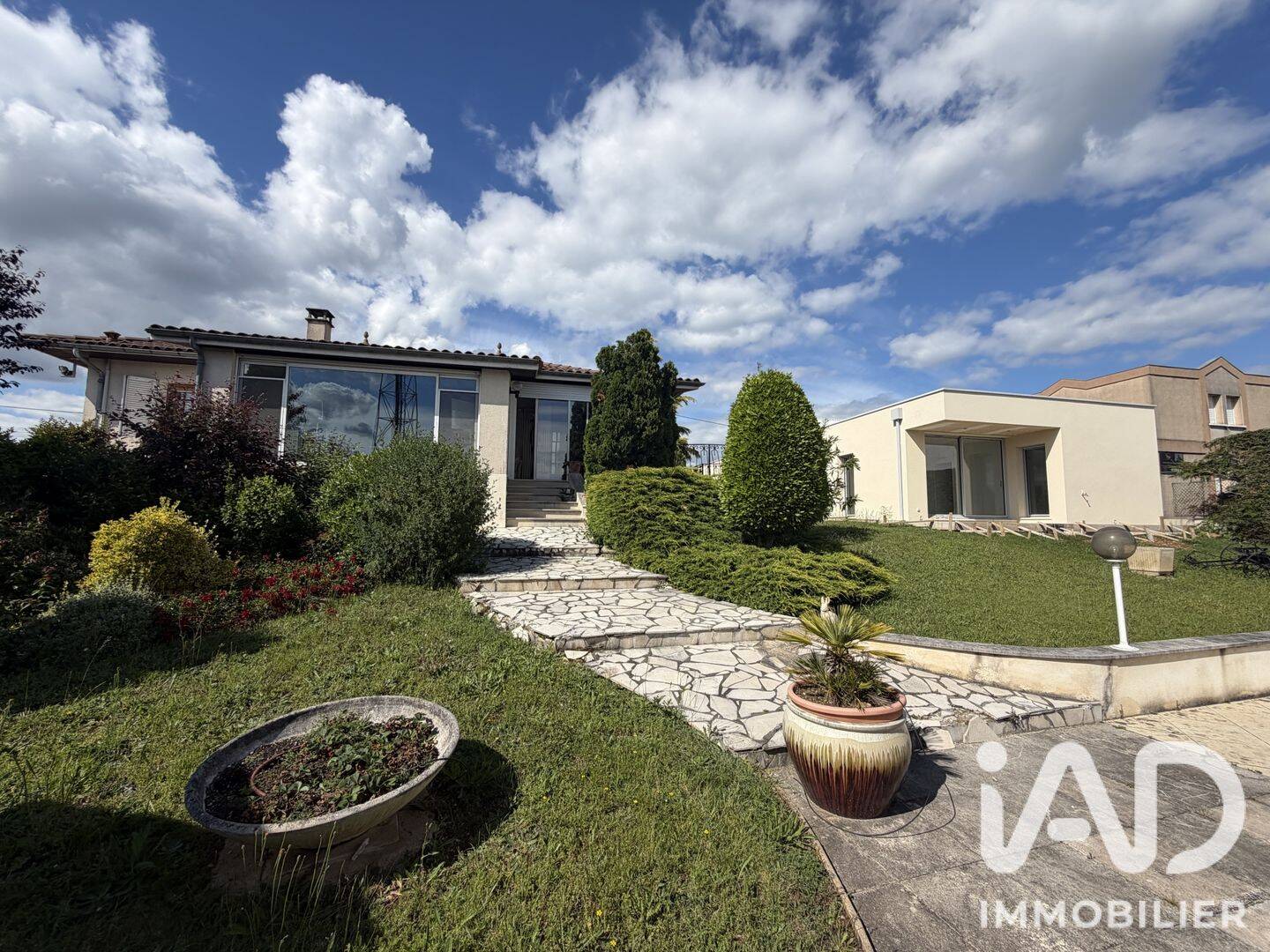 Maison 10 pièces 240 m² · à Champniers · 240 m² · 399 000 €