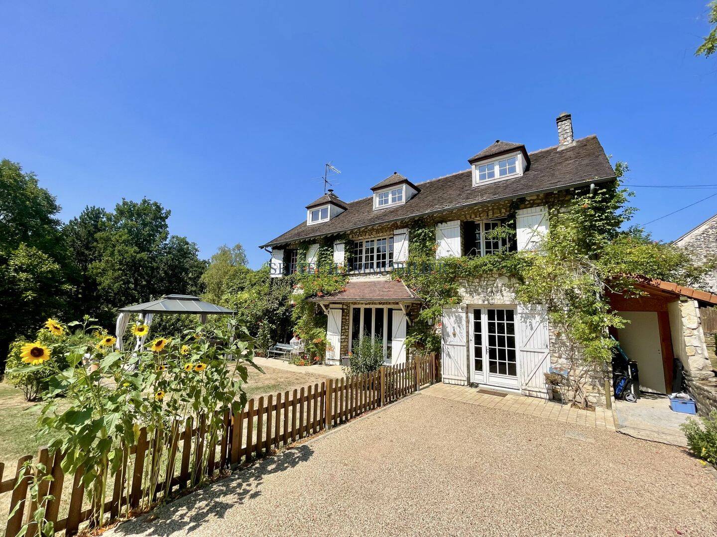Maison 7 pièces 192 m² · à Auffreville-Brasseuil · 192 m² · 649 000 €
