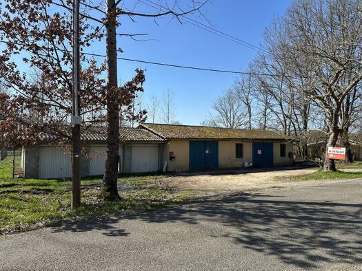 Parking à vendre 90 000 € 180 m² Cazaubon 32150