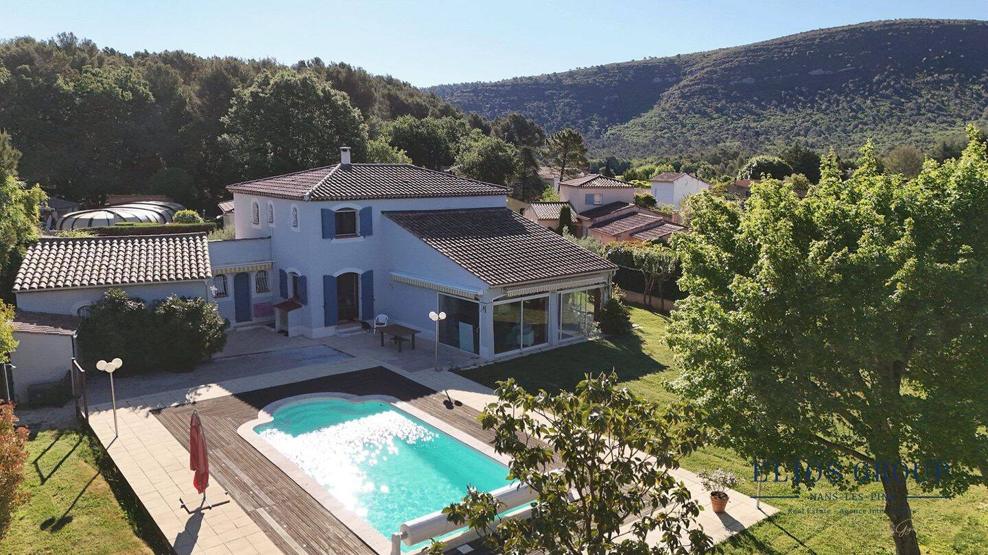 Maison 6 pièces 220 m² · à Nans-les-Pins · 220 m² · 699 000 €