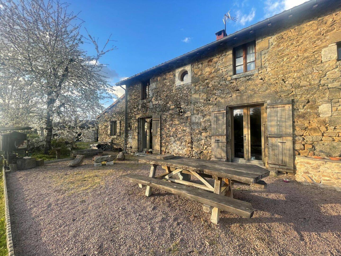Maison 8 pièces 222 m² · à Savignac-de-Nontron · 222 m² · 294 000 €