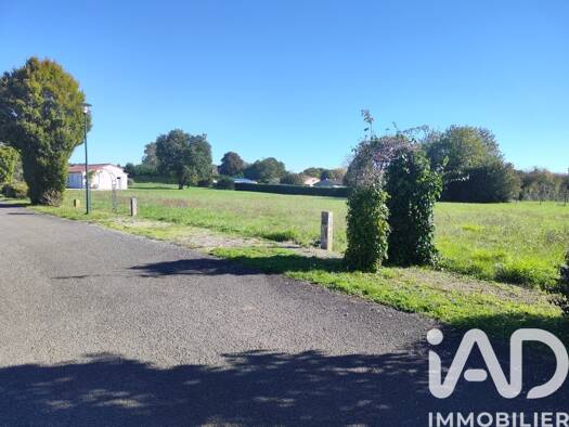 Terrain constructible viabilisé à vendre 21 076 € 1 531 m² de terrain Champagné-le-Sec 86510