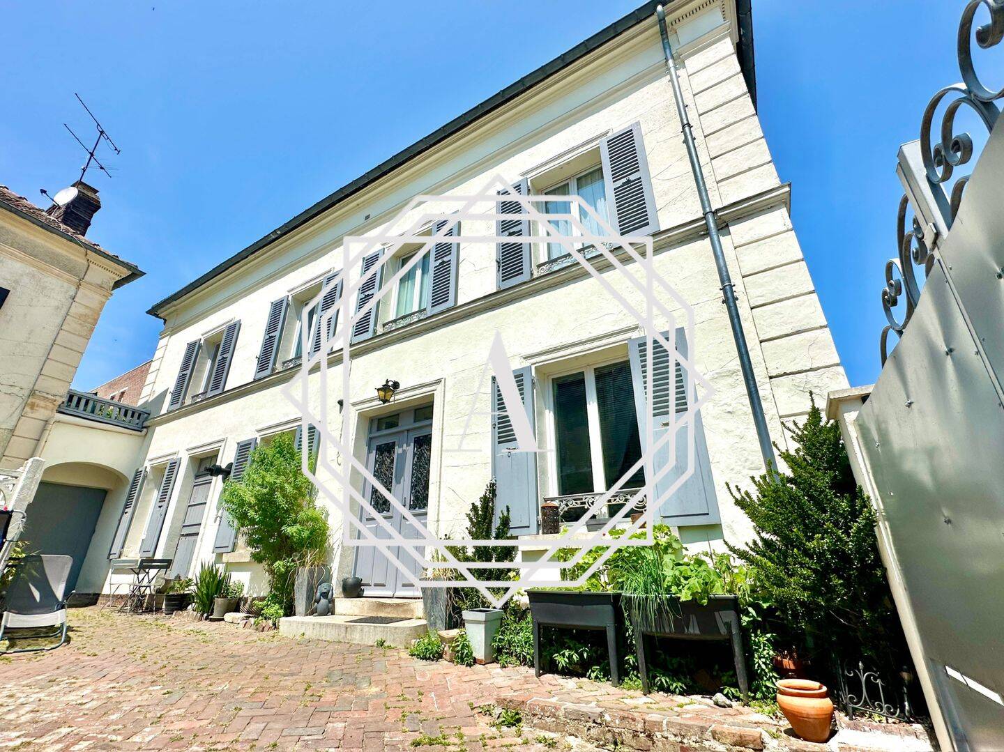 Maison 11 pièces 211 m² · à Méru · 210,6 m² · 300 000 €