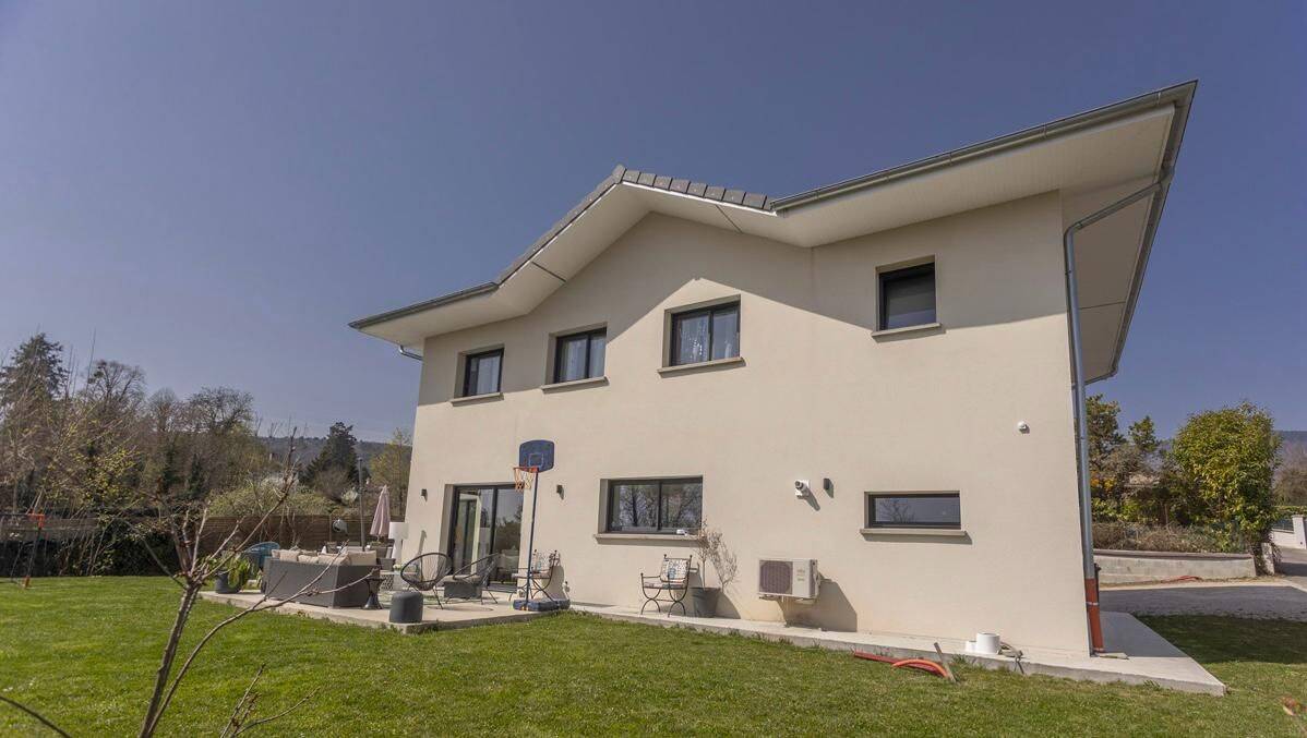 Maison 6 pièces 179 m² · à Divonne-les-Bains · 178,6 m² · 3 900 €/mois