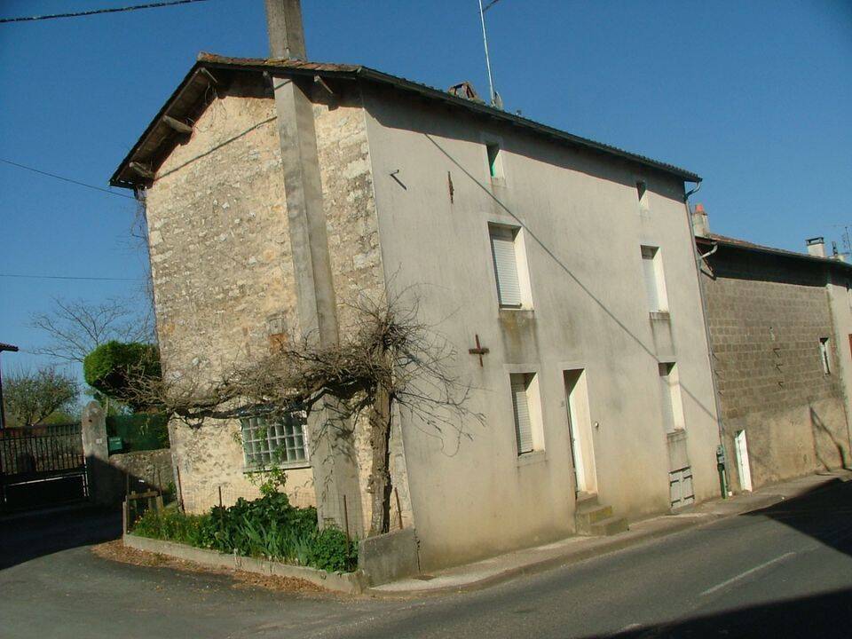 Maison 5 pièces 85 m² · à Condac · 85 m² · 745 €