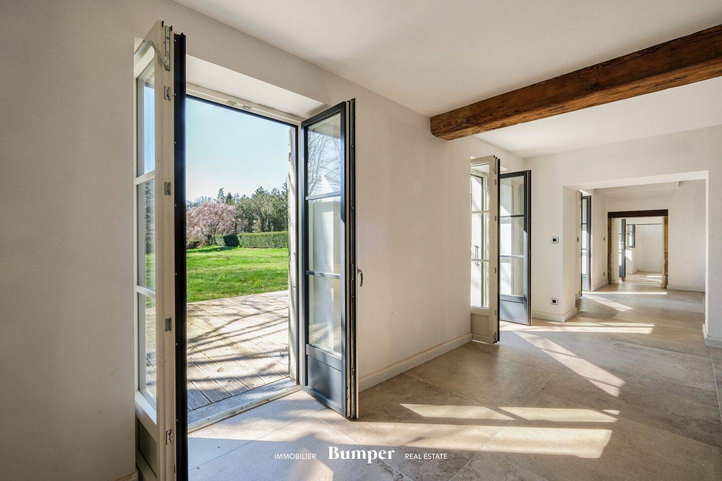 Maison 7 pièces 244 m² · à Saint-Genis-Laval · 244 m² · 890 000 €
