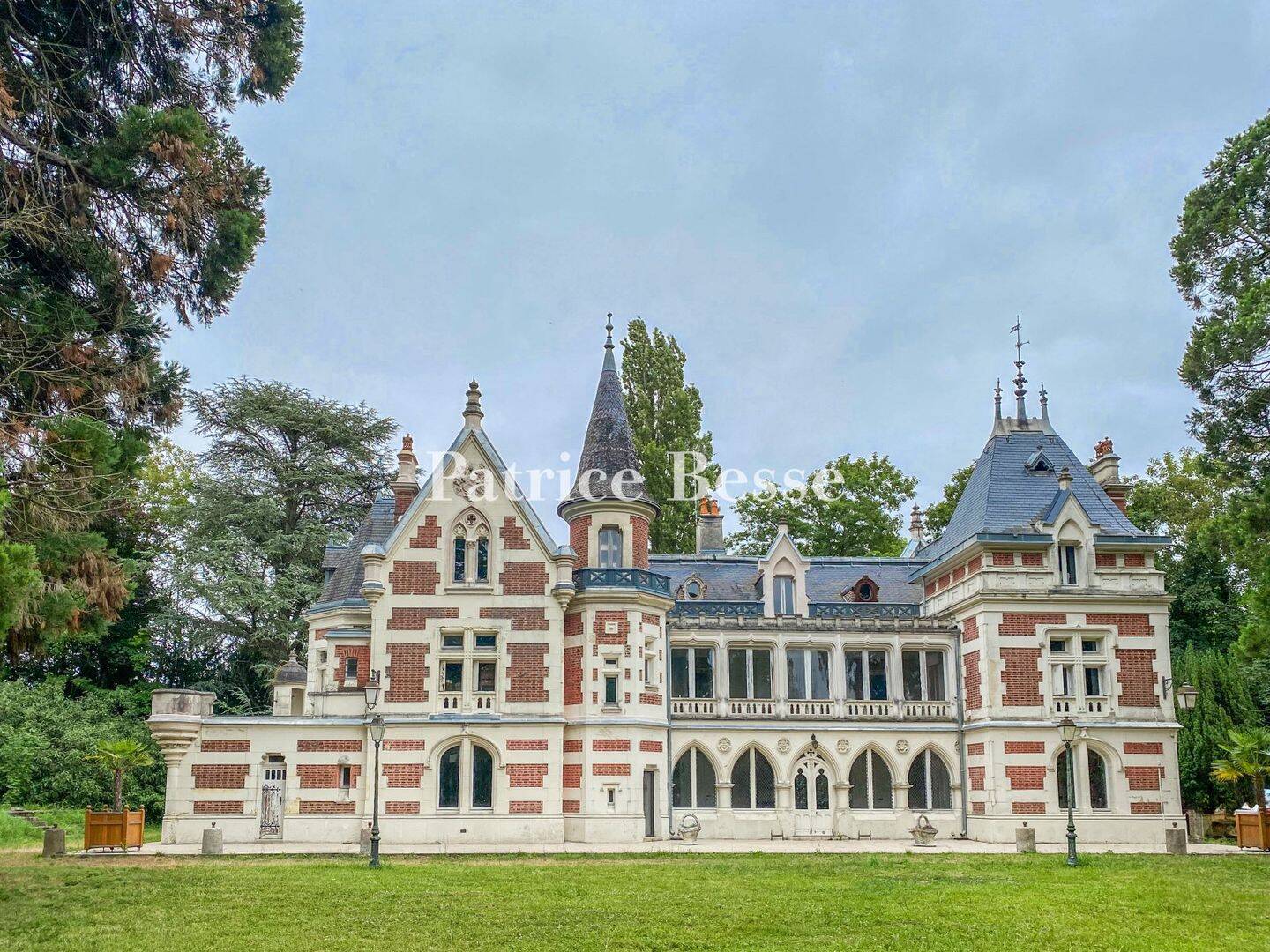Maison 17 pièces 490 m² · à Joigny · 490 m² · 890 000 €