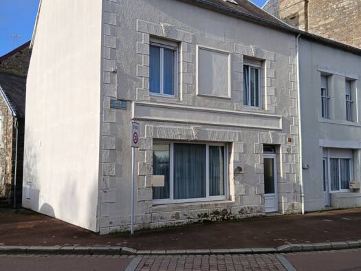 Maison de ville à vendre 159 500 € 5 pièces 4 chambres 80 m² 100 m² de terrain Sud Est Coutances 50200