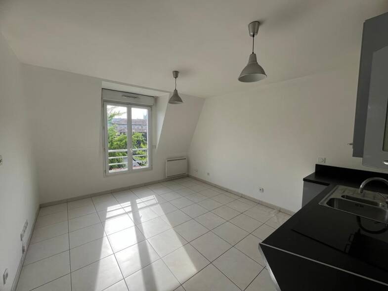 Appartement à louer 843 € 2 pièces 1 chambre 36,4 m² Dernier étage, Étage 3/3 Bergonie-Freres Lumiere Fresnes 94260