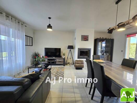 Maison de plain-pied à vendre 230 000 € 5 pièces 4 chambres 87 m² 704 m² de terrain La Couture-Boussey 27750