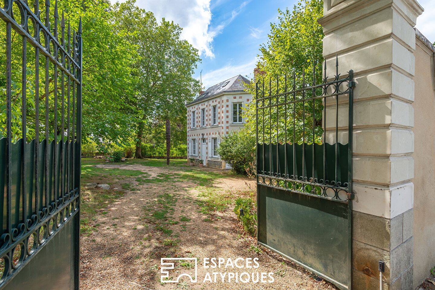 Maison 10 pièces 340 m² · à Étriché · 340 m² · 843 000 €