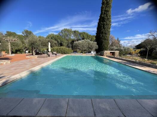 Maison à vendre 1 090 000 € 7 pièces 4 chambres 200 m² 5 022 m² de terrain Cotignac 83570