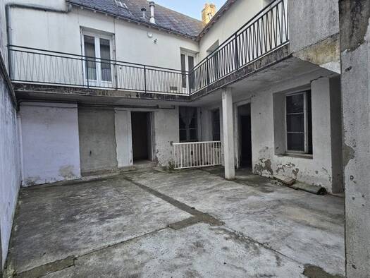 Maison à vendre 62 000 € 10 pièces 2 chambres 84 m² 177 m² de terrain Nord Est-Sud Ouest Château-du-Loir 72500