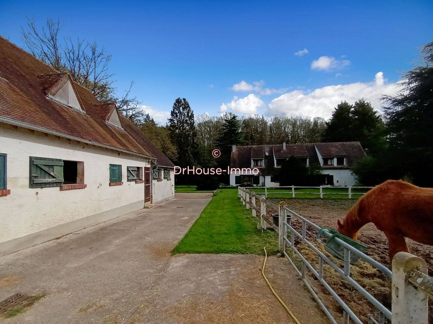 Maison 10 pièces 337 m² · à Poigny-la-Forêt · 336,8 m² · 2 950 000 €