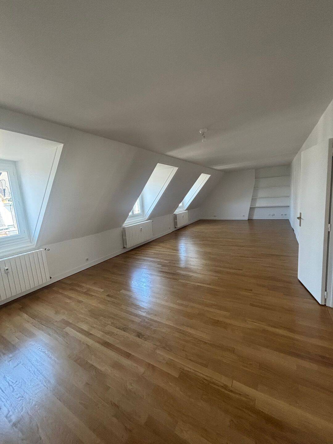 Appartement 4 pièces 144 m² · à Paris 16ème Arrondissement · 144,4 m² · 4 677 €