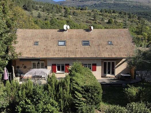 Maison à vendre 320 000 € 8 pièces 7 chambres 242 m² 830 m² de terrain La Faurie 05140