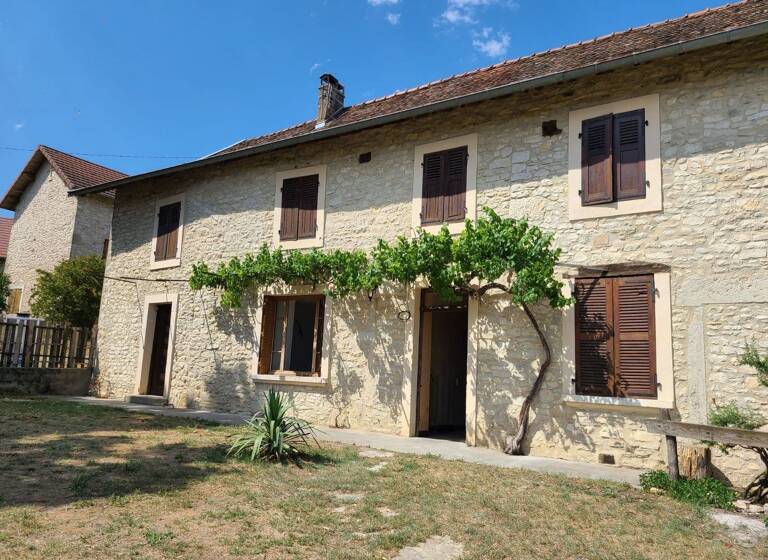 Mas à louer 1 445 € 5 pièces 4<br/>chambres 142 m²<br/>superficie Courtenay 38510