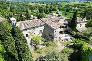 Château à vendre 3 750 000 € 15 pièces 12 chambres 1 100 m² 10 000 m² de terrain Uzes 30700