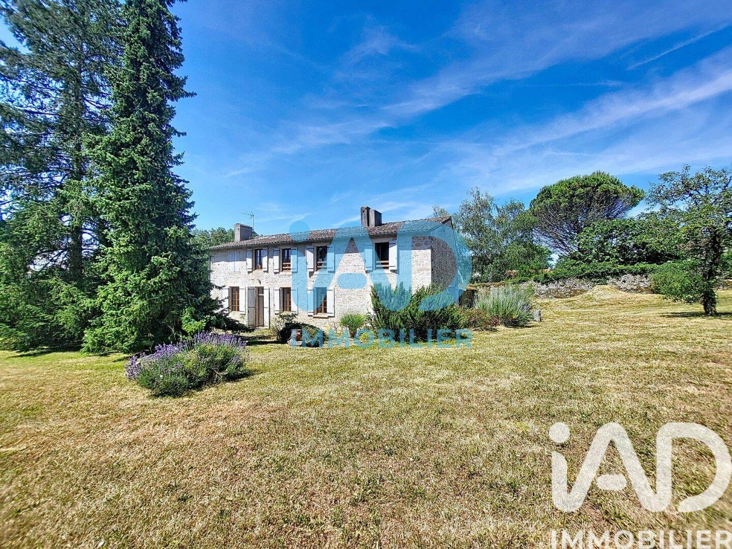 Maison 8 pièces 205 m² · à Xaintray · 205 m² · 260 000 €