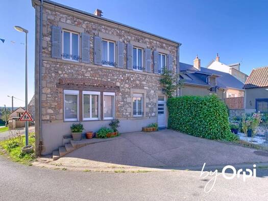 Maison à vendre 155 000 € 7 pièces 4 chambres 221 m² 521 m² de terrain Saint-Maurice-près-Pionsat 63330