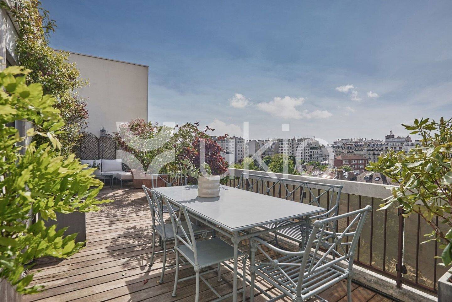 Appartement 4 pièces 135 m² · à Paris 16ème Arrondissement · 135 m² · 6 935 €