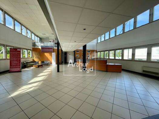 Local d'activités à vendre 12 500 000 € 14 947 m² d'espace de stockage Melun 77000