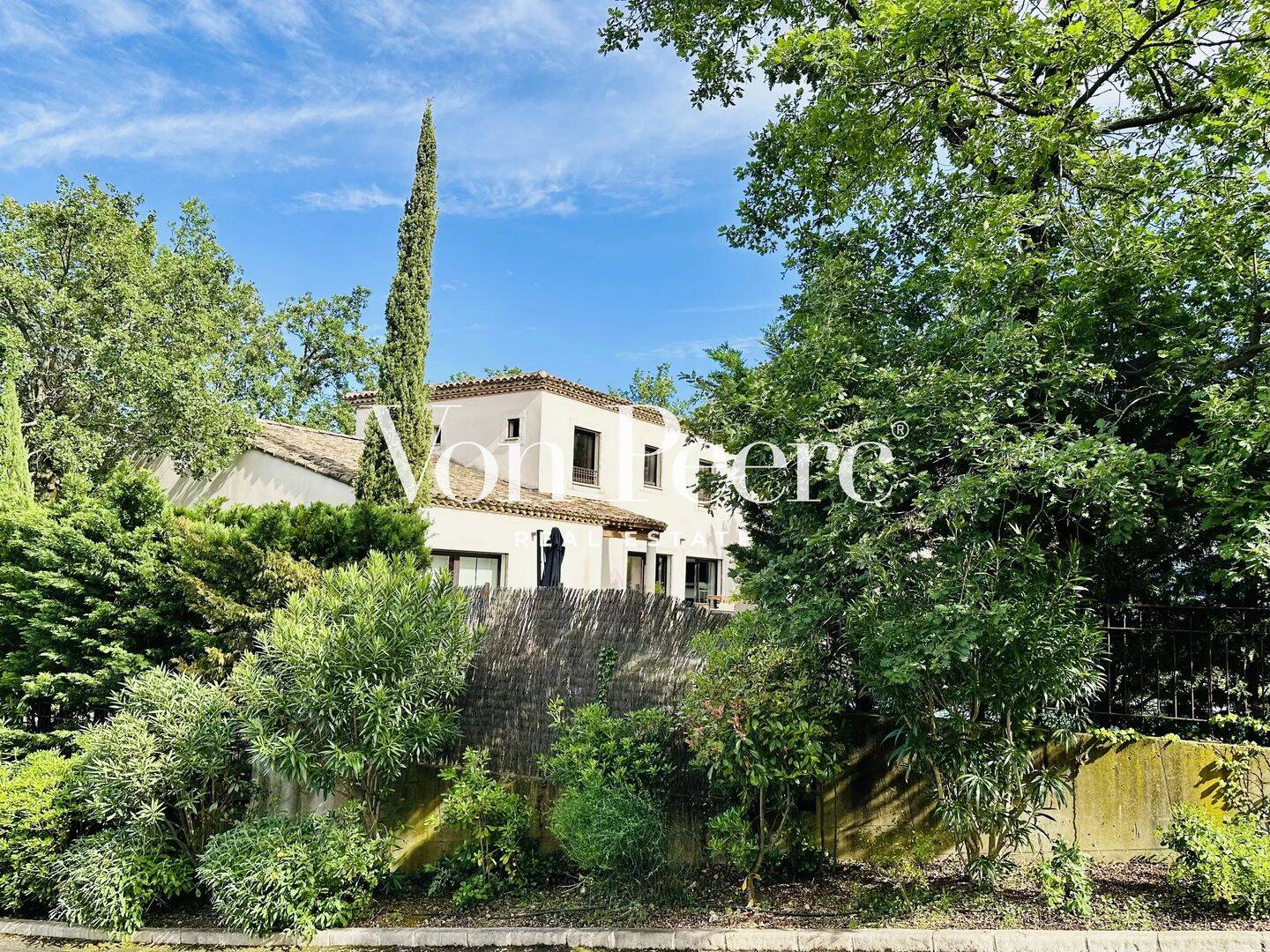 Maison 9 pièces 236 m² · à Rochefort-du-Gard · 236 m² · 789 000 €