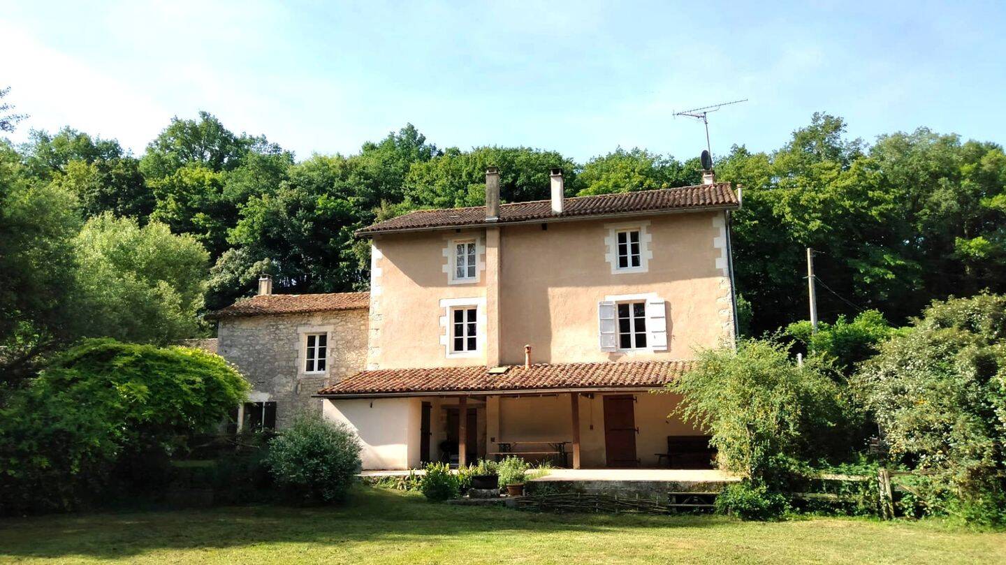 Maison 9 pièces 294 m² · à Nanteuil-en-Vallée · 294 m² · 790 000 €