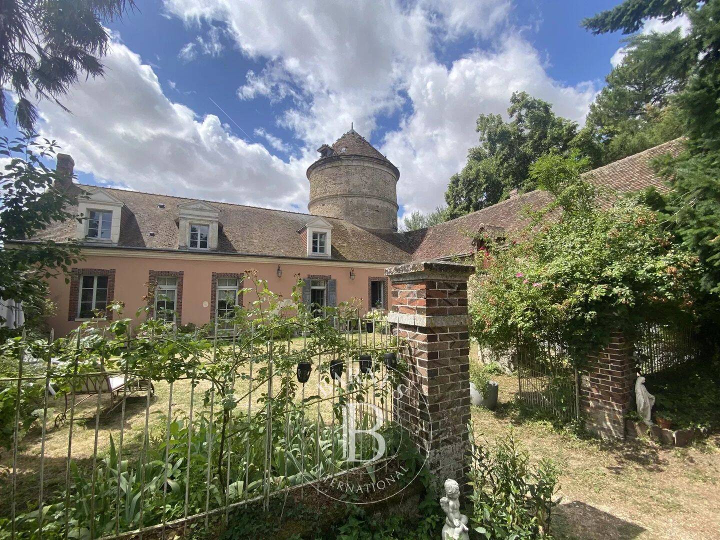 Maison 7 pièces 245 m² · à Dangeau · 245 m² · 670 000 €