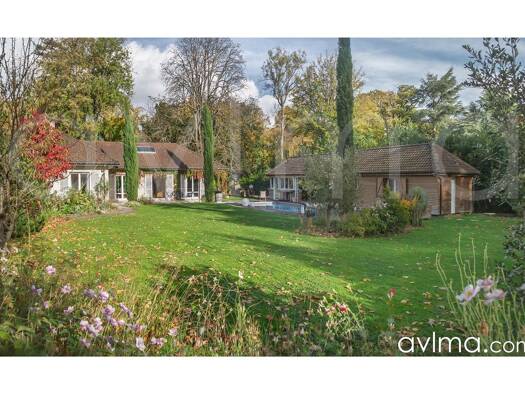 Maison de plain-pied à vendre 1 470 000 € 8 pièces 4 chambres 270 m² 2 700 m² de terrain Saint-Germain-en-Laye 78100